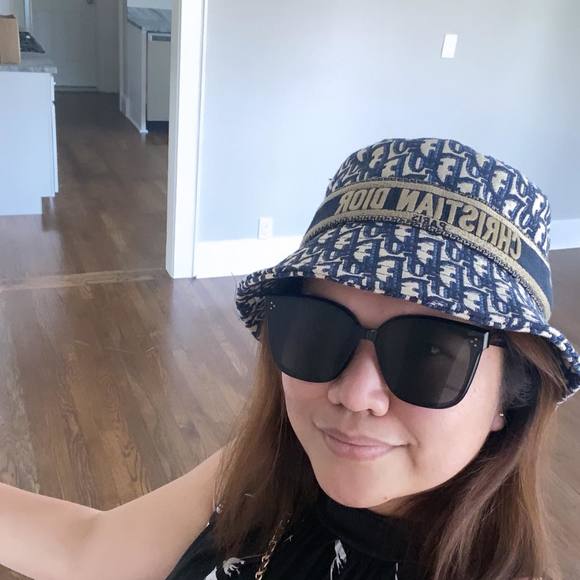 Meet your Posher, Apple - Picture 1 of 1